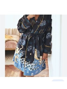 Anthropologie Elegant dark navy Black and Gold  tiger pattern Women's Robe